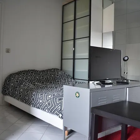 Apartment Studio With Incredible View Of The Eiffel Tower